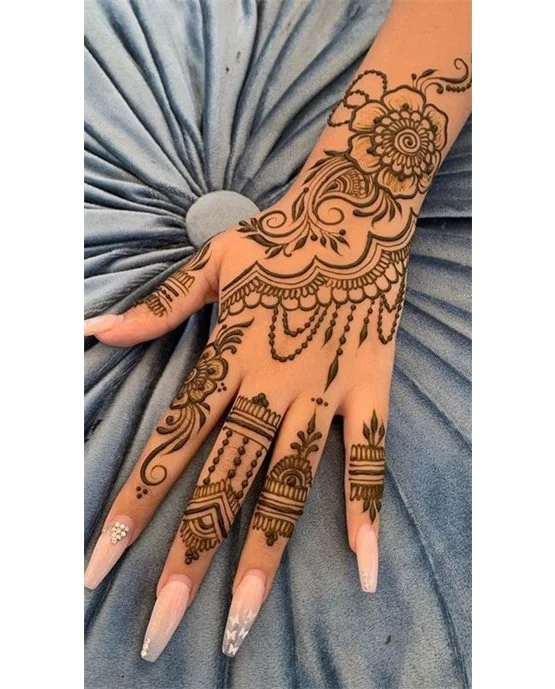 Lovely Contrast And Diamond Along Back Hand Mehndi Design Lovely Contrast And Diamond Along Back Hand Mehndi Design